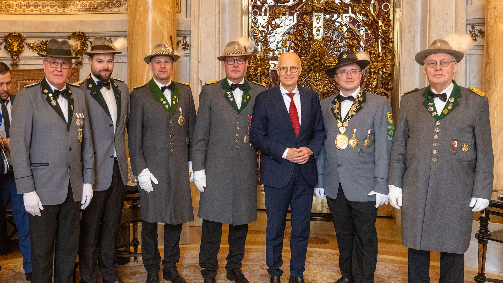 Die Harburger Schützengilde überbringt Bürgermeister Dr. Peter Tschentscher die Einladung zum Spargelessen. Foto: Niels Kreller