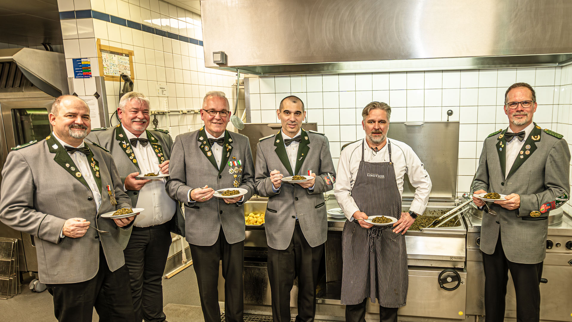 Bevor es ans Essen ging, probierten die neuen „Knöpfe“ Lothar Kestler (3.v.l.) und Stefn Tiedke (4.v.l.) mit dem Vorstand der Knöpfe und Küchenchef Sebastian Lohmann den Grünkohl (nicht im Bild: Joachim Meinke). | Foto: Niels Kreller