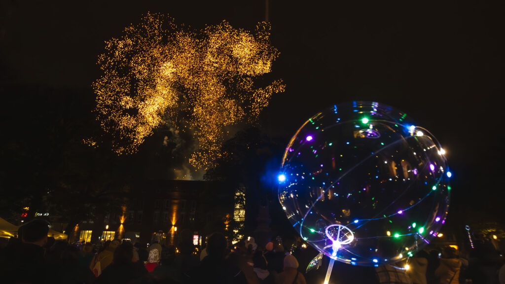 Das große Feuerwerk war der krönende Abschluss des Kulturtages und des Laternelaufens. | Foto: Niels Kreller